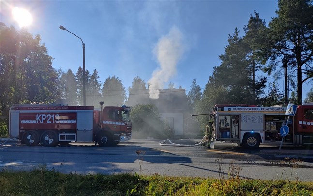 Ett hus började brinna på Furuholmen i Larsmo på onsdag kväll.