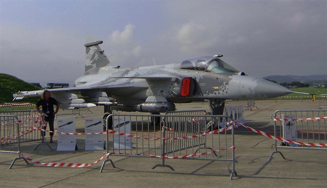 "I bästa fall skulle den andra sidan vilja undvika en situation där Finland känner sig tvingad att använda all sin militära kapacitet", skriver Salonius-Pasternak i ett pressmeddelande. Planet på bilden, Saab Gripen E, är en av jaktplanstyper Finland skickat annbudsbegäran på.