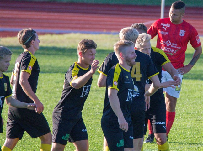 Carl Strang (mitten) gjorde NIK:s tröstmål i mötet med Korsnäs FF. Här firar han och lagkamraterna ett mål för NIK mot Sporting tidigare under säsongen.