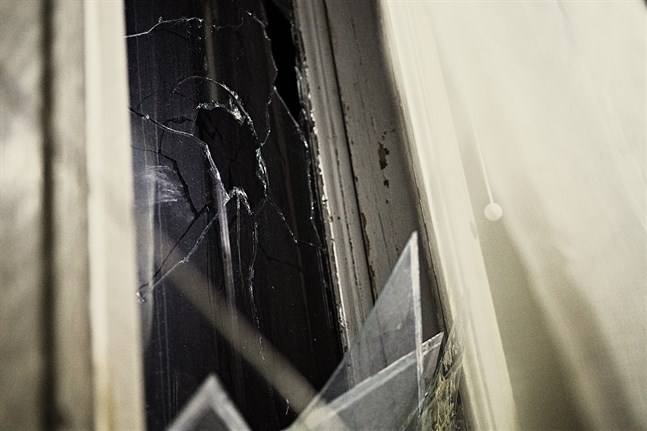 Så gott som alla fönster i huset är skadade. De ska rensas på glasskärvor, numreras, plockas ut och föras till en affär för utvärdering av vad det skulle kosta att restaurera dem.