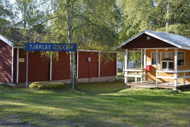 Turisterna som hör av sig till turistinfon blir hänvisade till Tjärlax stugby med sina husbilar och husvagnar.