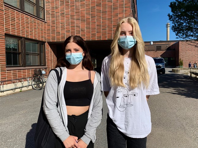 Kajsa West och Ana Stenman ska börja i åttonde klass vid Vasa Övningsskola.