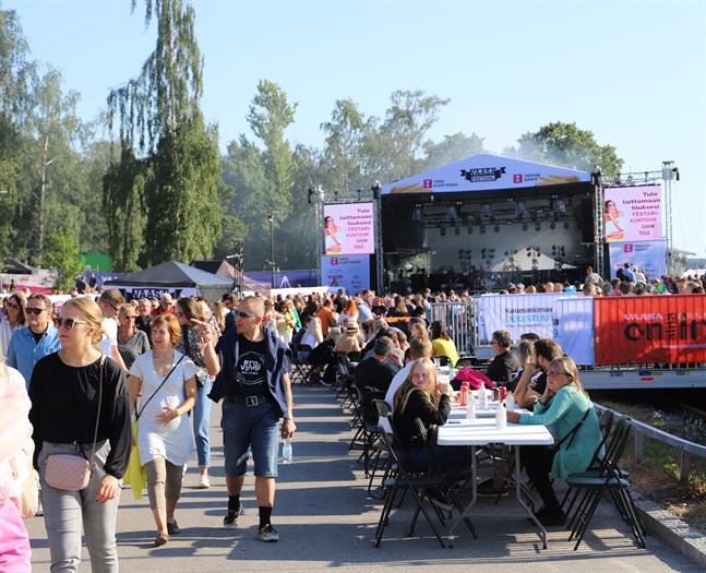 Nu är Vasa Festival i full gång. – Det har varit jättebra hittills. Det är roligt att få gå på konsert och att se så många personer samtidigt som sjunger och dansar, säger Sofia Kullas.