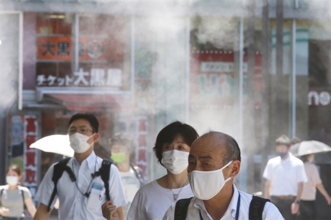 Tokyobor bär munskydd för att minska smittspridningen den 5 augusti. Japan är ett av många länder där antalet covidfall ökar.