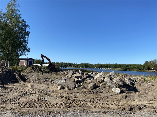Först måste underlaget jämnas till och anpassas innan lekställningarna kan monteras, vilket blir om ungefär fyra till sex veckor, berättar Tommi Fors.