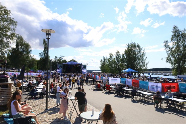 Området på Vasa Festival fylls allt eftersom på fler besökare.