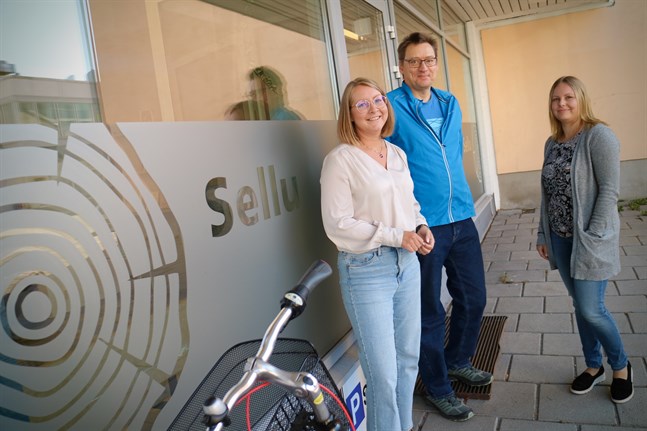 Kassachef Sara Grönhage-Kronqvist, styrelseordförande Kimmo Mikkola och försäkringssekreterare Jannike Jåfs gillar Sellus nya kontor på Kanalesplanaden i Jakobstad.