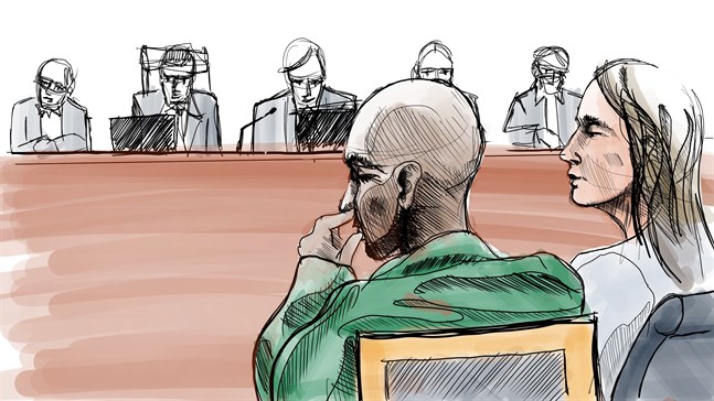 Illustration av Yasin Mahamoud och advokaten Frida Wallin från huvudförhandlingen som ägde rum i säkerhetssalen i Stockholms tingsrätt.