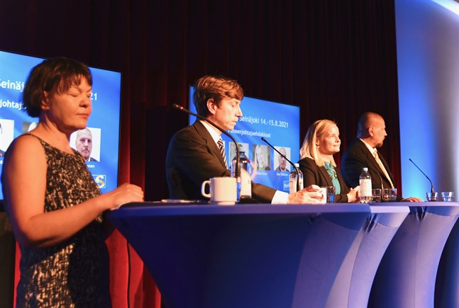 Riksdagsledamöterna Sakari Puisto och Riikka Purra är segertippade inför valet. Från vänster: Kristiina Ilmarinen, Sakari Puisto, Riikka Purra och Ossi Tiihonen.