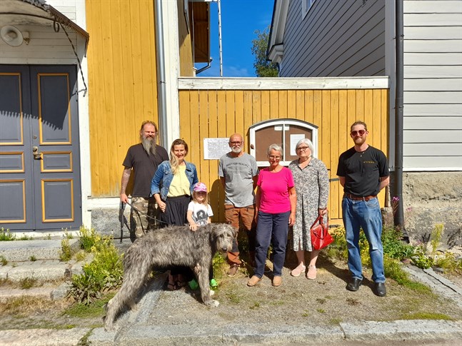 Ari och Vincent Kuoriskoski, Dumle, Heidi Nyblom Kuorikoski, Pepe och Titta Rokala, Kristiina Teerikangas och Martin Hansen väntar på "Gammalt, glömt & undangömt evenemanget.