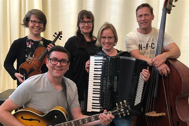 Los cinco de Pampas består av violinisten Merja Pyrhönen, gitarristen och vokalisten Håkan Omars, pianisten Annica Nyberg, dragspelaren Mia Willnäs och basisten Jari Niemelä.