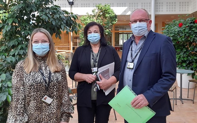 Rektor för lärande Anna-Lena Forsman, rektor för utbildningstjänster Ann-May Pitkäkangas och direktör Max Gripenberg.
