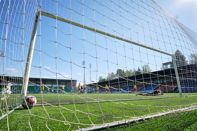 Fifa kräver att konstgräsplaner är i toppskick för att utfärda ett certifikat som ger rätt att ordna internationella matcher och ligamatcher.