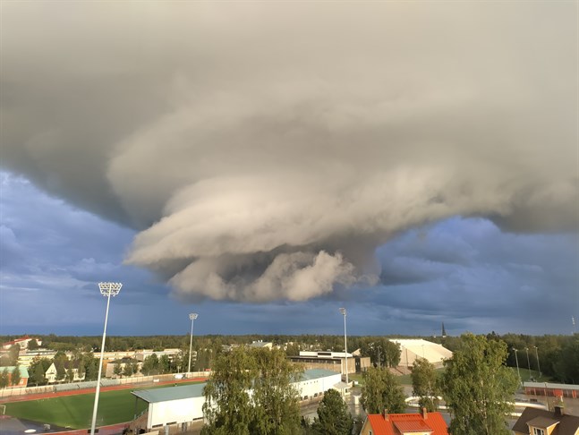 Ett relativt ovanligt väderfenomen skapade en besynnerlig formation över Jakobstad.