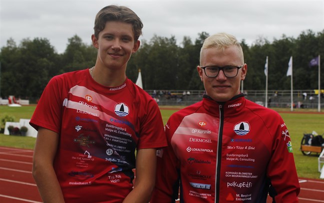 Casper Holm, till vänster, och Joel Blomqvist tog tillsammans tre medaljer i junior-FM i Karleby.