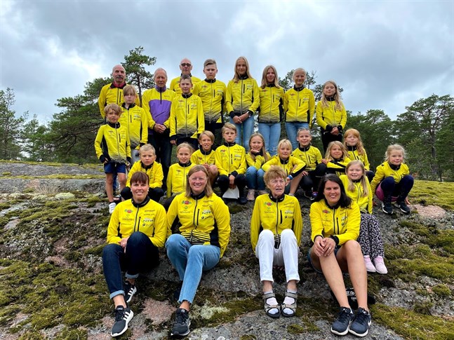 Här är Närpes OK:s alla medaljörer efter ett lyckat FSOM på Åland. Övre raden från vänster: Mats Svedström, Björn Forsén, Sven Eklund, Johan Yrjans, Matilda Snickars, Lea Snickars, Linn Leppävuori, Leah Ingberg. Stående i mitten Felix Smeds, Casper Granlund, Pontus Yrjans. Sittande: Liam Gulin, Ines Sved, Linus Smeds, Isak Hertsbacka, Melinda Snickars, Anni Leppävuori, Maja Snickars, Klara Smeds, Linnea Hertsbacka och Isa Ingberg. Längst fram Mia Smeds, Carina Leppävuori, Ann-Mari Sandgren, Heidi Smeds och Maya Smeds.