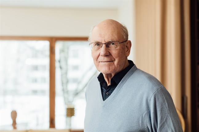 Författaren Per-Erik Lönnfors är något av en grand old man inom finlandssvensk journalistik och medieledarskap.