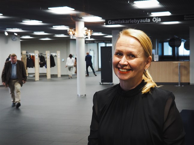 Sari Innanen ser positivt på Karlebys siffror gällande den genomsnittliga årsinkomsten bland stadens invånare.