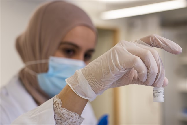 Covidvaccin förbereds på ett vårdboende i Norges huvudstad Oslo.