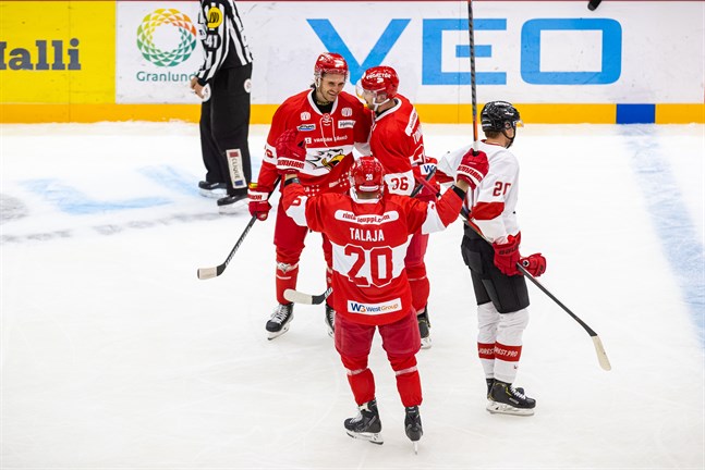 Victor Westermarck (längst till vänster) nätade mot Ässät i träningsmatchen 13 augusti. Han är sjunde back i kväll.