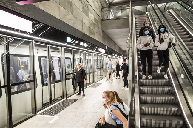 Tunnelbaneresenärer i munskydd i Köpenhamn. Arkivbild.