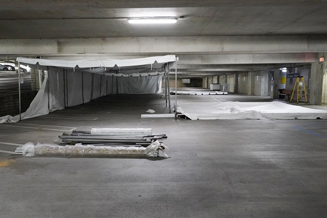 Ett fältsjukhus sätts upp i parkeringsgaraget som tillhör sjukhuset University of Mississippi Medical Center.