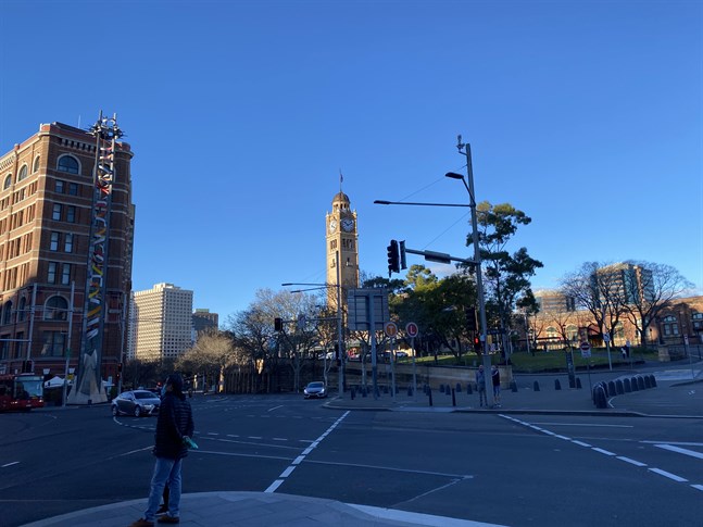 Nedstängningen fortsätter i Australiens största stad Sydney. Det är nästintill folktomt utanför den vanligtvis livligt trafikerade centralstationen.