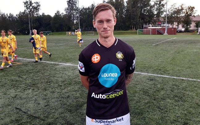 Nästa säsong återvänder Kevin Larsson till Centralplan i Pargasdressen. Här hade en stor dag för JBK när han gjorde tre mål mot OLS.