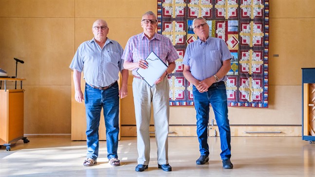 Motivationen till att vara föreningsaktiv påverkats till det sämre under pandemin, tycker Fjalar Möuts, ordförande för Kvevlaxnejdens pensionärsklubb, Håkan Wikberg, ordförande för Korsholms pensionärsförenings resegrupp och Olle Fransholm, ordförande för Korsholms pensionärsförening.