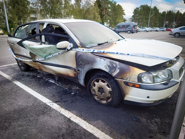 En vit Volvo började brinna på söndagsförmiddagen.