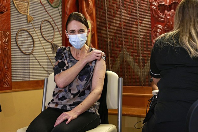 Nya Zeelands premiärminister Jacinda Ardern får en dos av Pfizers vaccin i juni.