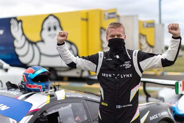 En tung merit! Rory Penttinen och hans stallkompis Logan Sargeant vann torsdagskvällens lopp i Road to Le Mans.