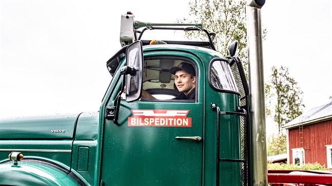 Jonathan Ehrs är glad för att lastbilen gick igenom besiktningen på första försöket.