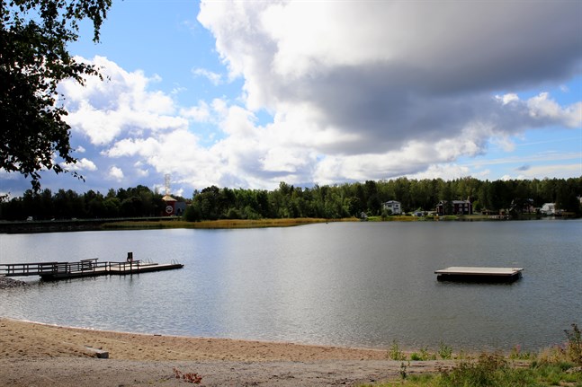 En olycka inträffade vid Sandö på söndagskvällen. En ung person hade försvunnit under vattenytan.
