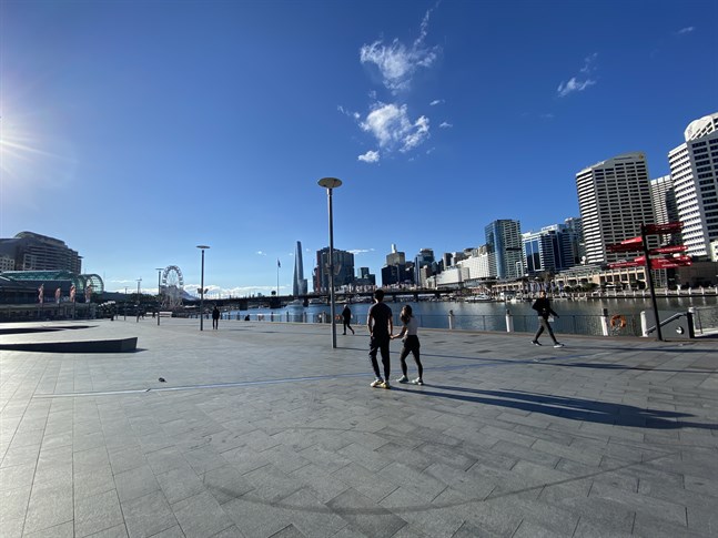 Vanligtvis folktäta Darling Harbour i Sydney under nedstängningen till följd av utbrottet av coronavirusets deltavariant.