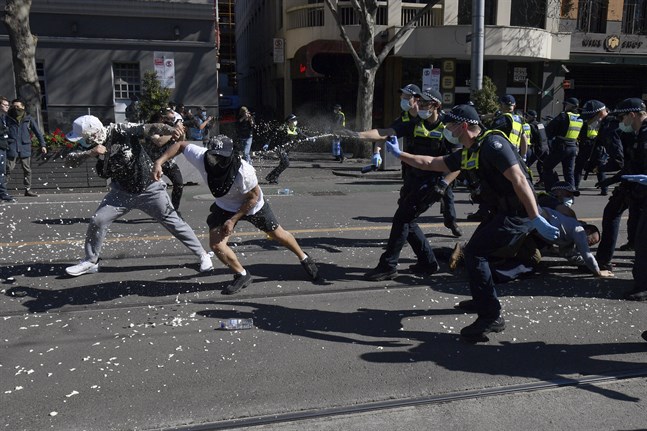 Polis använde pepparsprej för att skingra demonstranter vid en protest mot covidrestriktioner i Melbourne i Australien.
