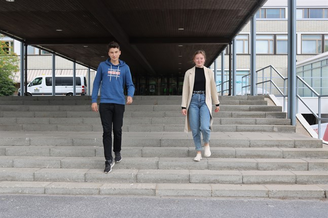Tiia Risku vill gärna fortsätta studera ekonomi. Hampus Enlund har inte bestämt sig för vad han ska göra. Vid sidan av studierna håller Risku på med ridning, medan Enlund spelar fotboll och jobbar som fotbollsdomare.
