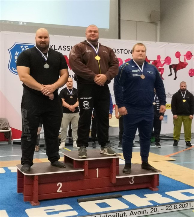 Starka gossar i den tunga klassen. Jari Saario tog sin vana trogen guldet före Robert Gleisner från Nykarleby Kraftklubb. Bronsmedaljen gick till den betydligt yngre Nuutti Mansukoski.