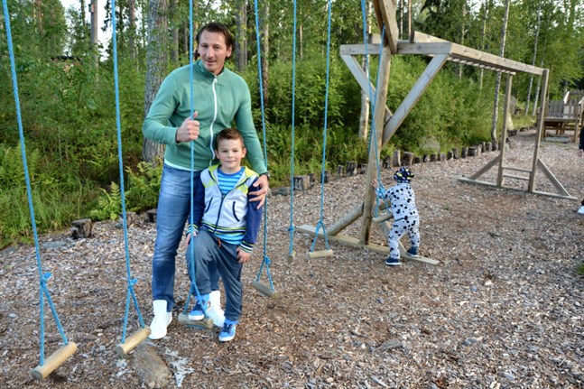 Vladan Zlatkovic fortsätter som målvaktstränare för bollförbundet. Här tillsammans med sonen Simeon.