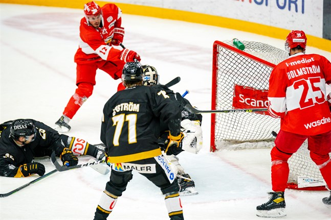Sebastian Stålberg och Axel Holmström låg bakom ett ruskigt fint powerplay-mål när Sport spelade träningsmatch hemma mot Kärpät för dryga två veckor sedan. Mera sånt.