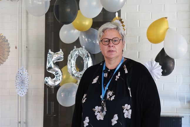 Mona Enlund, rektor på högstadiet i Petalax, säger att eleverna står i fokus i firandet, eftersom Malax kommun arbetar för att bli erkänd som barnvänlig.