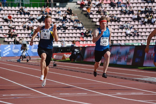 Krafts Aleksi Ala-Prinkkilä (nummer 9) gjorde säsongsbästa i försöken på 100 meter, men det räckte inte till final. Nummer 23 är Eeli Purola från Oulun Pyrintö.
