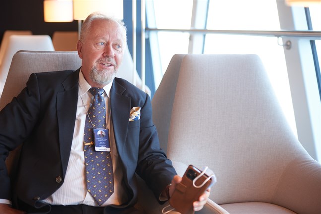Det går inte att köra enbart på flytande naturgas nu, säger Peter Ståhlberg. De ekonomiska förlusterna vore allt för stora.