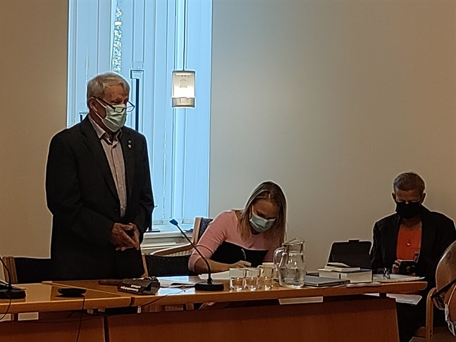 Hans-Erik Lindgren fick som äldst i fullmäktige öppna det första mötet. Till höger Malin Brännkärr och Liane Byggmästar.