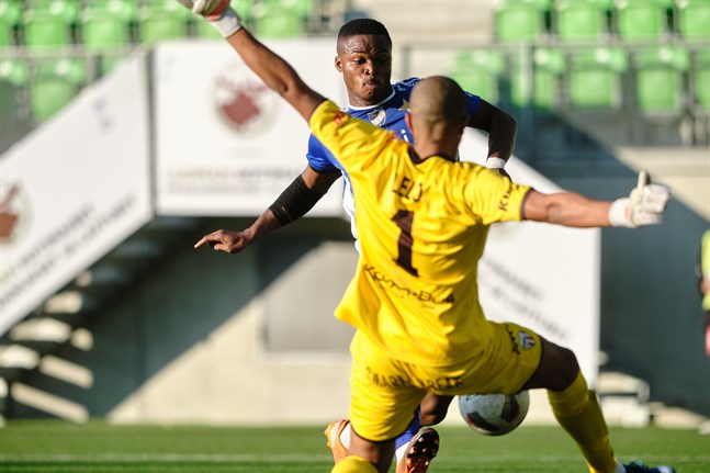 Emmanuel Igboeri i VIFK och Riku Lelo Lun Koka i GBK kämpar om bollen när lagen möttes den 30 augusti. Nästa år blir det inga möten mellan VIFK och GBK.