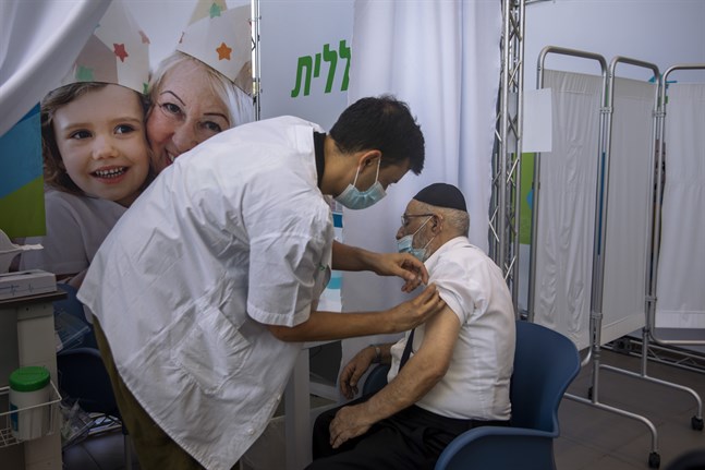 En man får en tredje dos av Pfizer-Biontechs covid-19-vaccin i Israel tidigare i augusti.