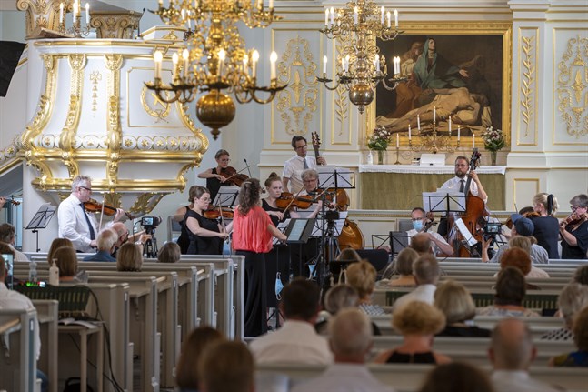 Mellersta Österbottens Kammarorkester uppträder på öppningskonserten i Korsholms kyrka.