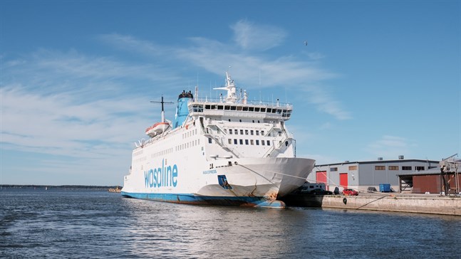 Wasa Express får nytt liv i Röda havet och nu är den blå färgen ett minne blott.