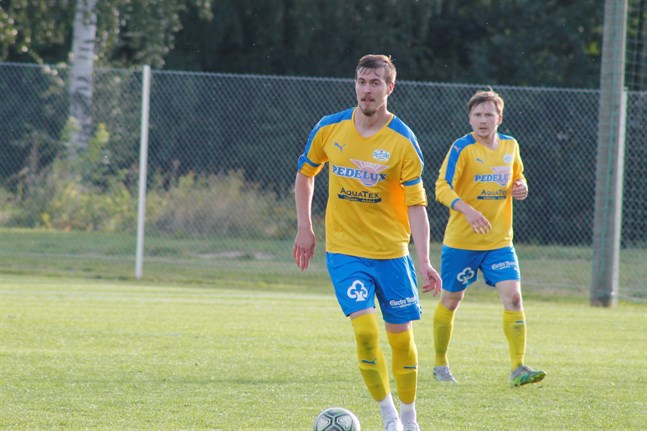 Edis Hodzic, Nicholas Westerholm och deras Kraft II gjorde en bra match på tisdagskvällen mot FC Korsholm.
