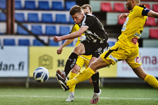 Kalle Multanen i aktion när TPS gästade VPS den 1 september. Efter 1–2-förlusten i den matchen har VPS radat upp trepoängare.
